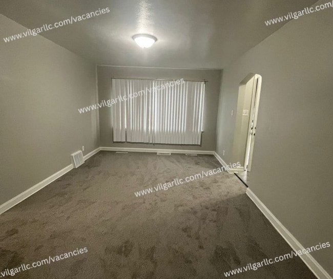Building Photo - Spacious & Updated 2 large bedrooms & 2 fu...