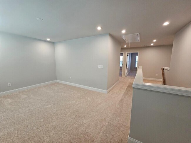 Building Photo - 5030 Sierra Creek Dr NE