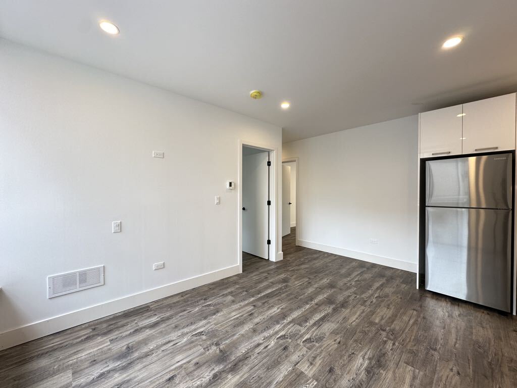 Building Photo - 941 W Carmen Ave