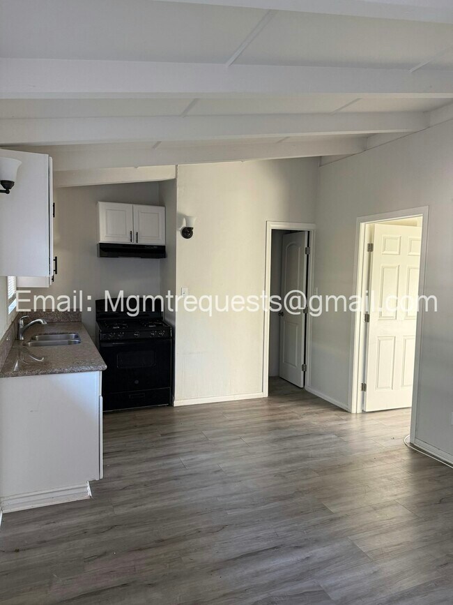 Building Photo - 1180 W Valencia Dr