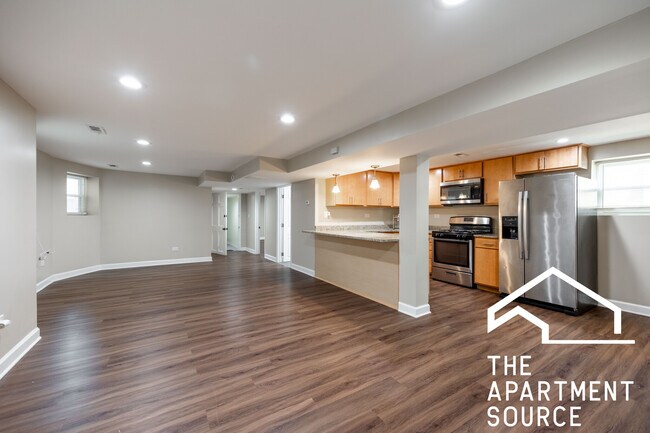 Primary Photo - 2118 N Avers Ave