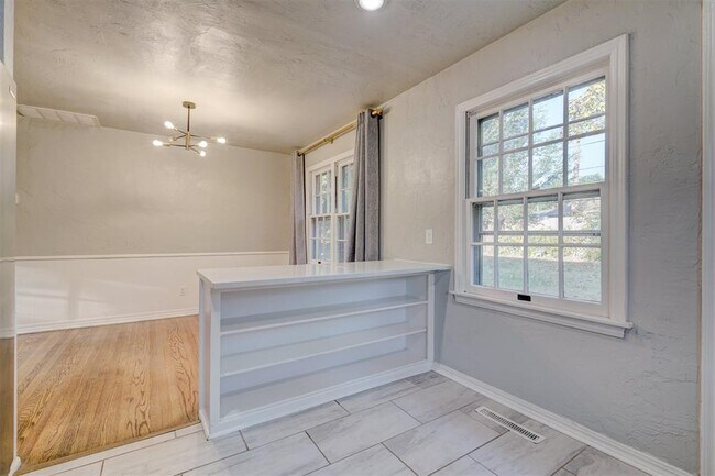 Building Photo - 2433 Gladstone Terrace