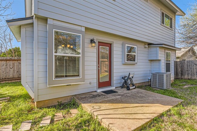 Building Photo - 708 Decker Prairie Dr