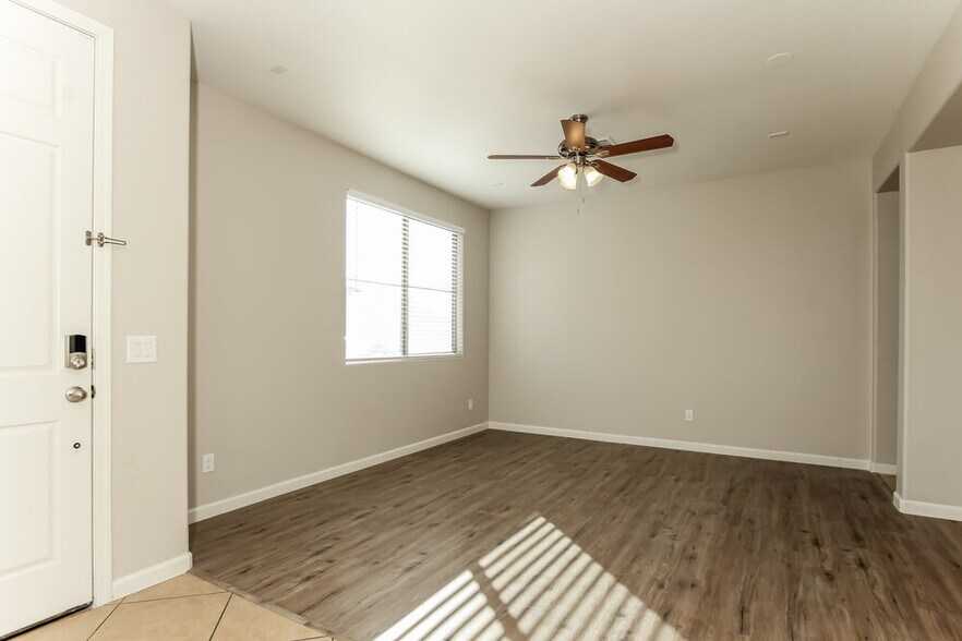 Building Photo - 912 E Brooke Pl