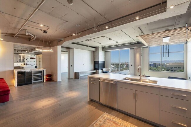 Building Photo - 2211 E Camelback Rd