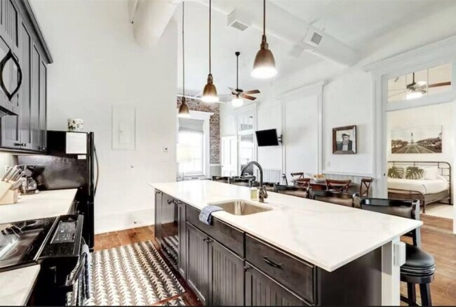 Building Photo - 2010 The Strand