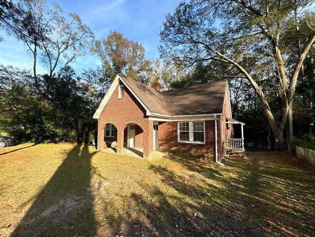 Building Photo - Move-In Ready Home with Spacious Backyard & Prime Location