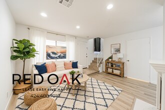 Building Photo - 15050 Moorpark St