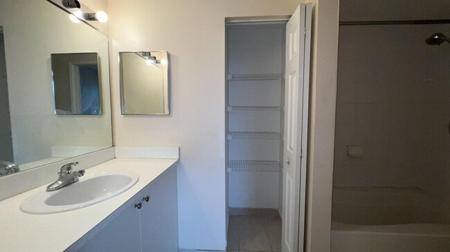 Building Photo - 7950 N Nob Hill Rd