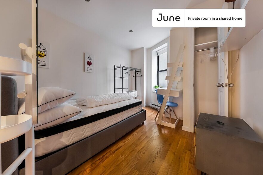 Building Photo - Private bedroom in 4 bed/2 bath Home