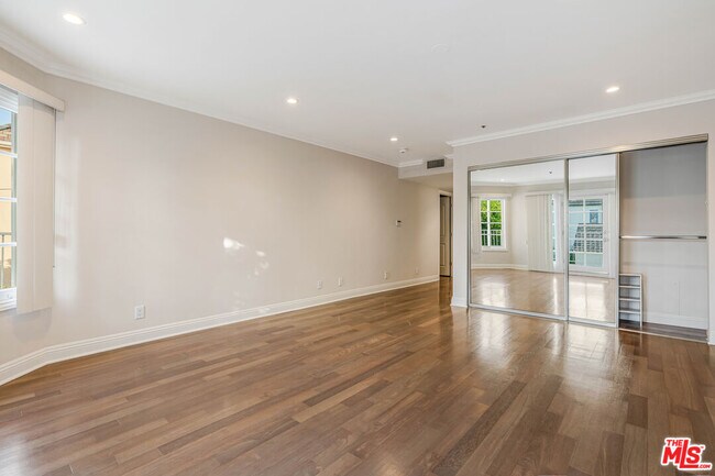 Building Photo - 257 S Oakhurst Dr