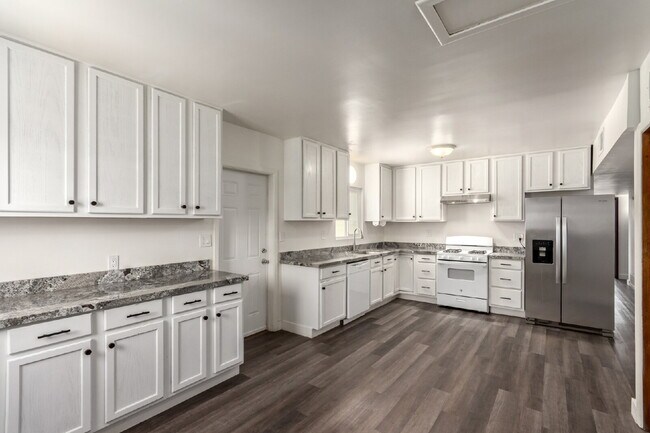 Building Photo - Beautifully updated 4 bed 2 bath Single Fa...