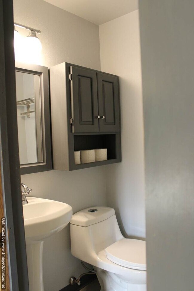 Building Photo - Charming 3-Bedroom Rambler with Spacious Y...