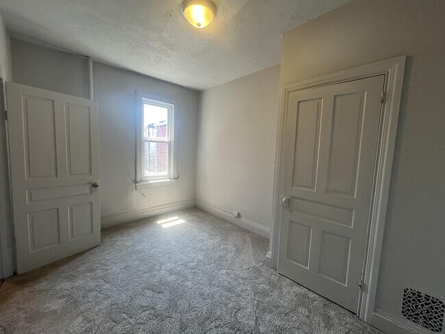 Building Photo - 714 W Poplar St