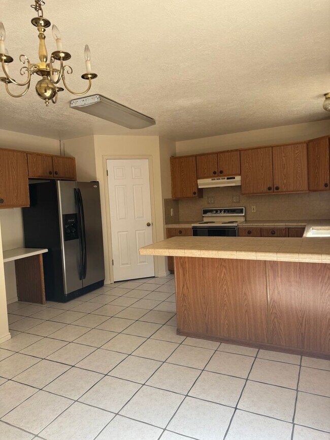Building Photo - For Rent – Spacious 4 Bed, 3 Bath Home