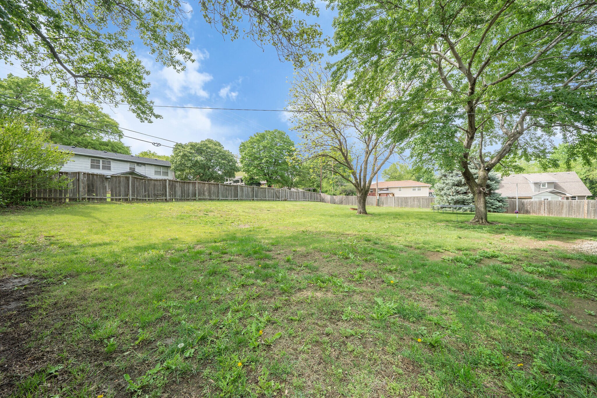 Building Photo - 617 N Willow Dr