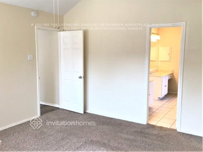 Building Photo - 8013 Yacht Club Dr