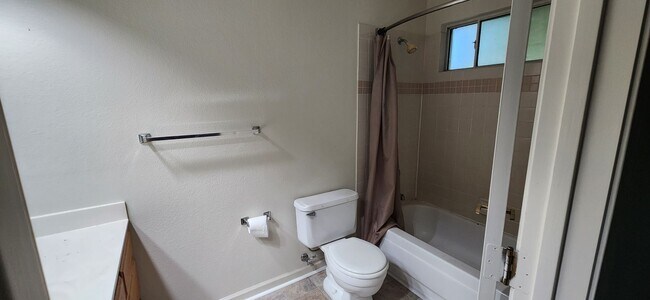Building Photo - 3 Bedroom 3 Bathroom Home in River Oaks Co...