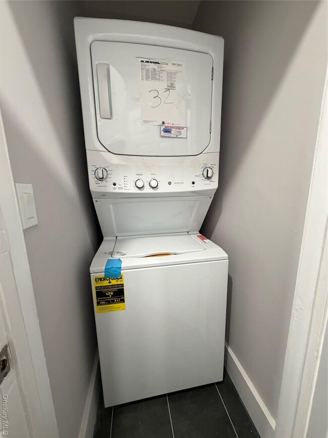 Building Photo - 840 E Broadway