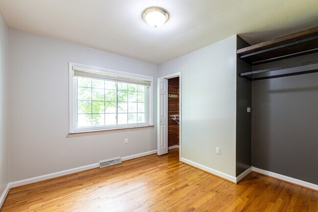 Building Photo - 1719 Scenic Dr