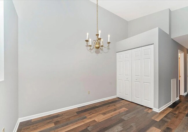 Building Photo - Beautiful 3rd floor condo in Jefferson ava...