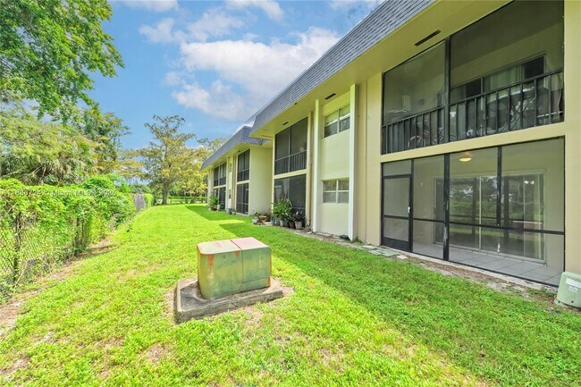 Building Photo - 7825 Fairview Dr