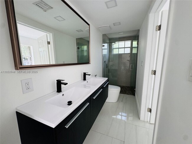 Building Photo - 516 Lavilla Dr