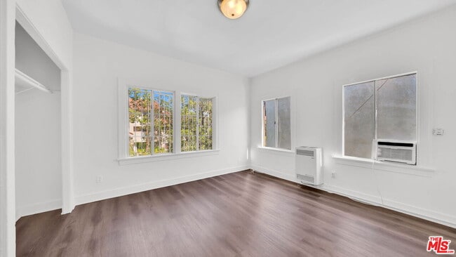 Building Photo - 806 W 40th Pl