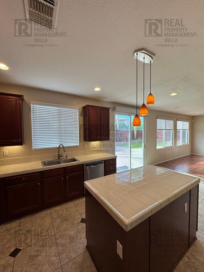 Building Photo - Spacious & Stylish 5-Bed, 3-Bath Home in Prime Murrieta Location