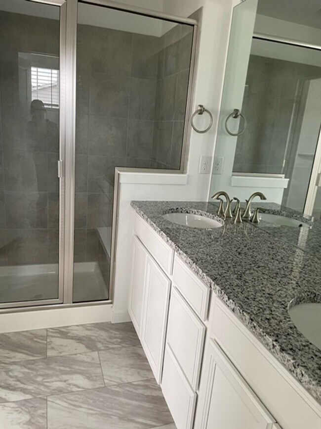 Building Photo - Spacious 4 Bed Townhome with 2-Car Garage in Erie-Available June 1!