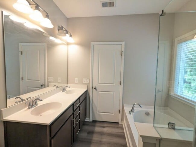 Building Photo - AVAILABLE NOW- 4BR/3.5BA IN COLONY NORTH
