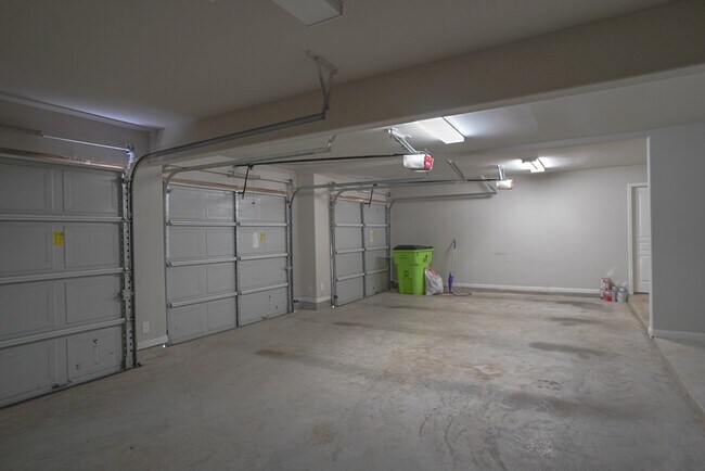 Building Photo - 7818 Lake Commons Dr