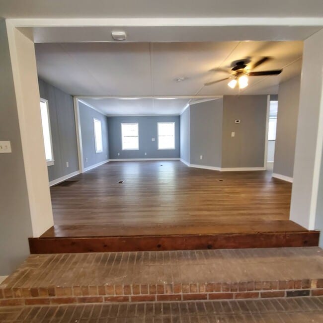 Building Photo - Southern Comfort Living: Exquisite 3BR/2BA...