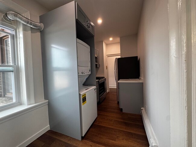 Building Photo - 149 Zabriskie St