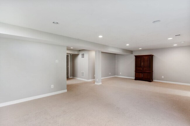 Building Photo - Spacious Home in Port Potomac