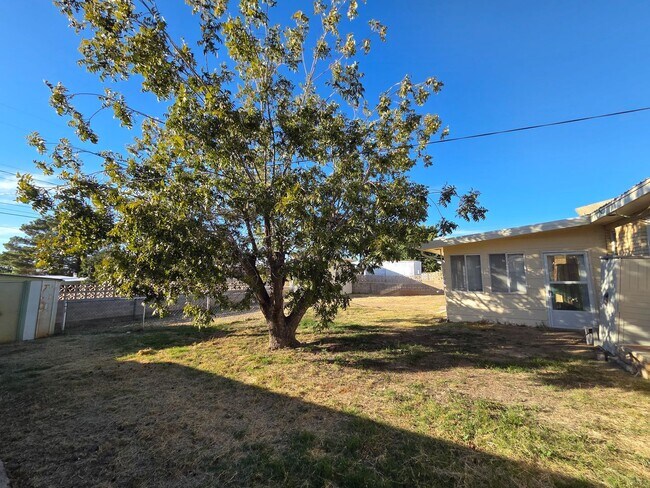 Building Photo - Spacious 3/4 bedroom, 2 bath home beautifu...