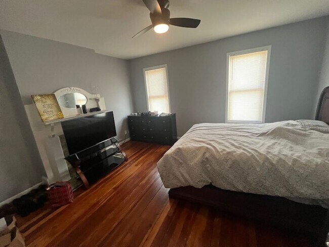 Building Photo - Spacious 3 bed, 1.5 bath duplex