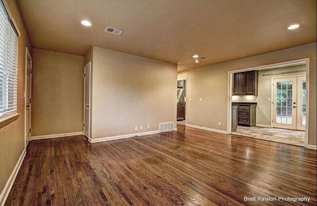 Building Photo - Available August 1st!  3-Bedroom, 1-Bathroom Home, Near Downtown Fayetteville