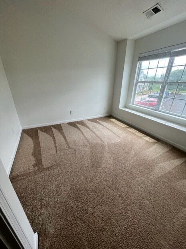 Building Photo - 2 bedroom 2.5 bath townhome available