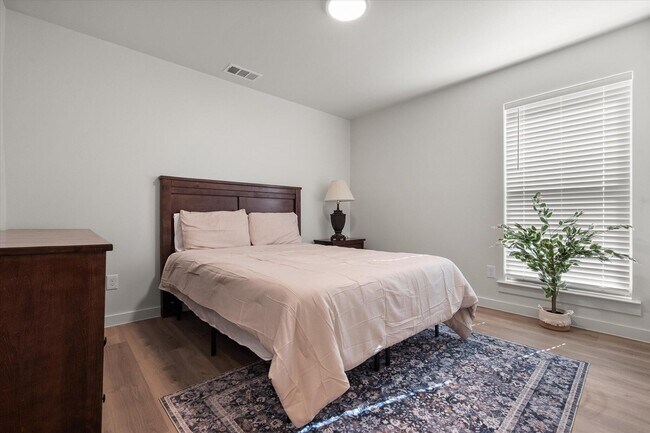 Building Photo - 2505 Kenwood Ave