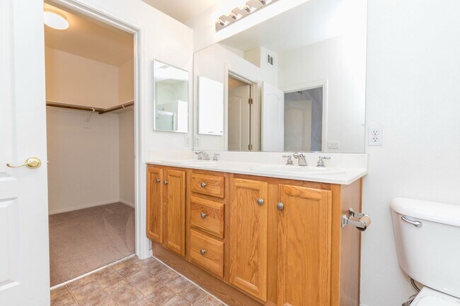 Building Photo - Available! 2 Bedroom Townhome inside Pacif...