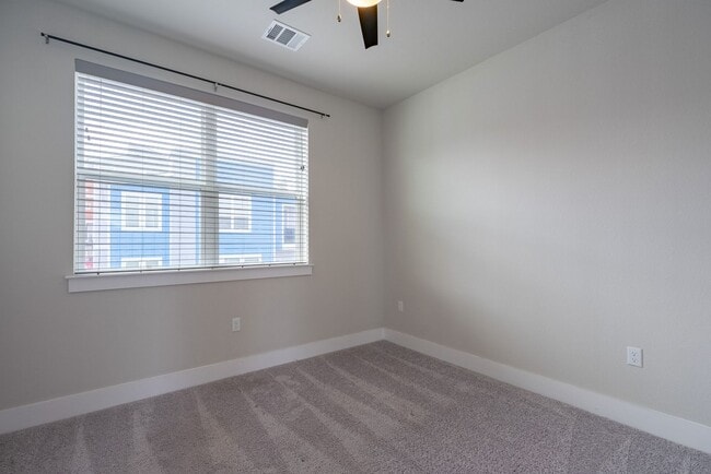 Building Photo - Beautiful 2 bedroom, 2.5 bathroom home in South East Austin!!!