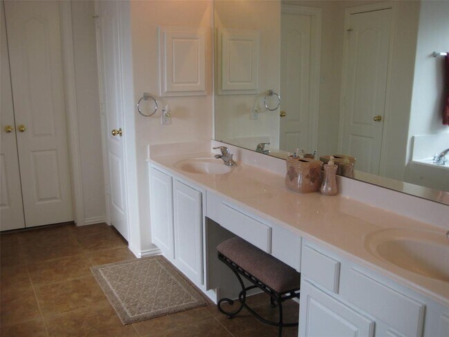 Building Photo - 2220 Longspur Ln