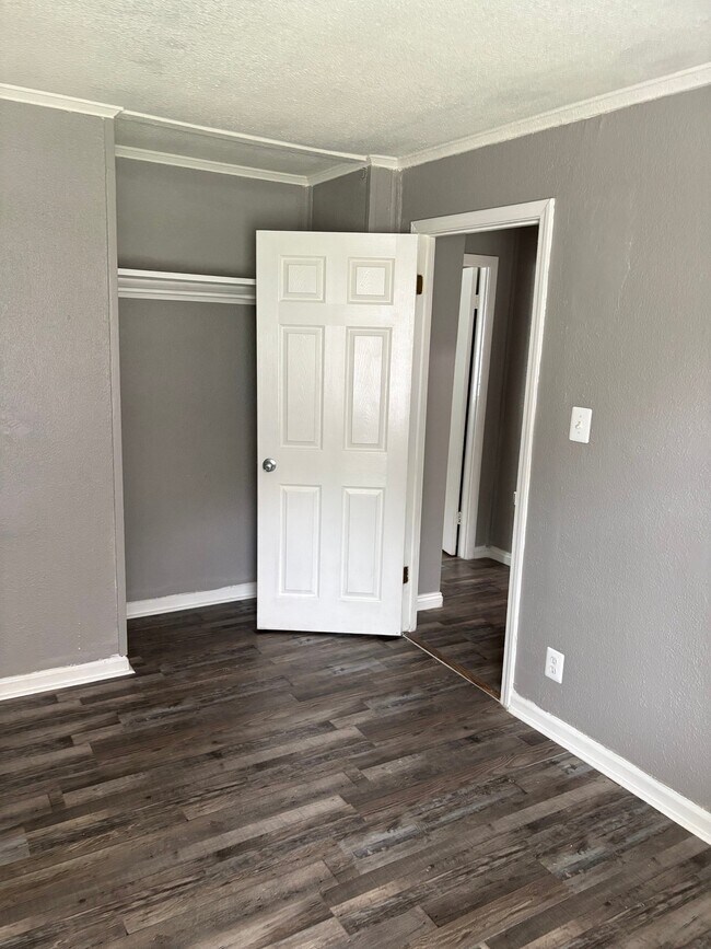 Building Photo - 909 S Terrace Dr
