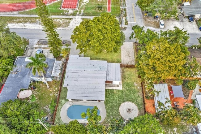 Building Photo - 1600 SW 9th St