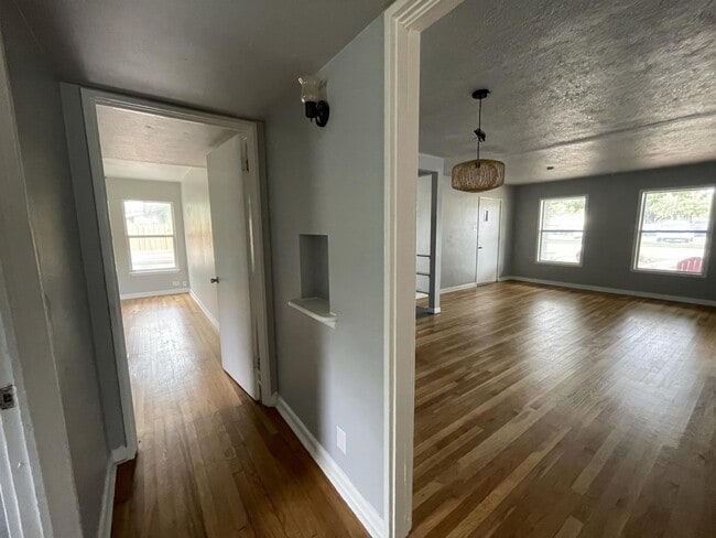 Building Photo - 258 Cresham Dr