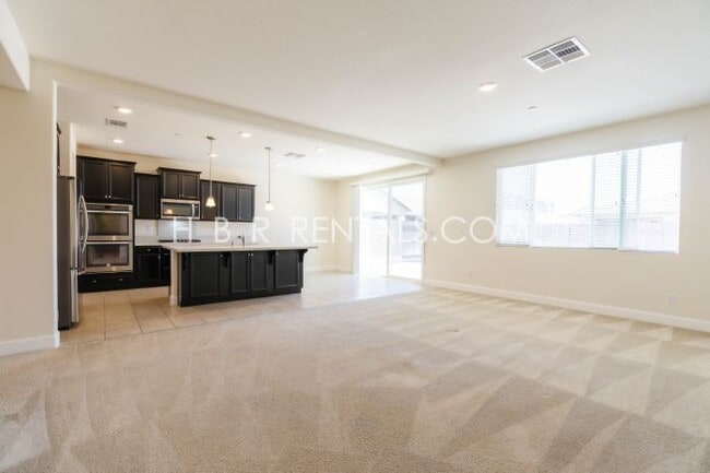 Building Photo - Spacious Elegance: 4-Bedroom with 3.5 Baths in Manteca