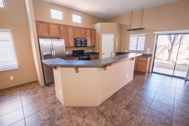 Building Photo - 3 Bedroom, 2 Bath Sante Fe, 2 Car Garage, ...