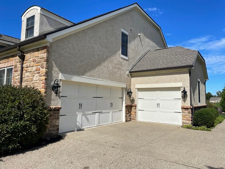 Building Photo - 4217 Village Club Dr