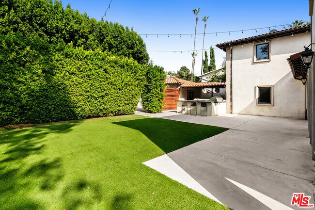 Building Photo - 11159 La Maida St